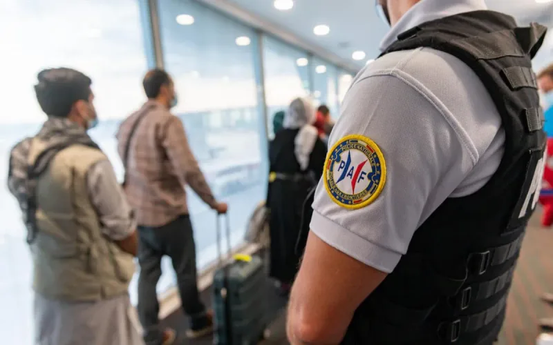 After three years on the run, he leaves Morocco and is arrested a few hours later at Roissy