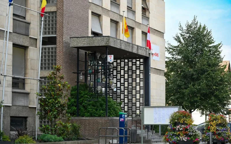 Belgium: failing to appear can cancel the application, while appearing can lead to detention in a closed centre
