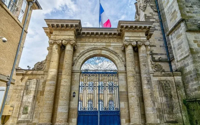Blocked residence permits: lawyers demand €300,000 per month from the Hauts-de-Seine prefecture