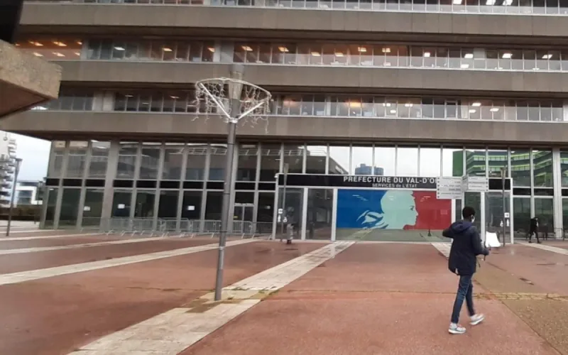 The Cergy-Pontoise prefecture blocks her residence permit, so this Moroccan woman imposes a €100 daily penalty for late compliance