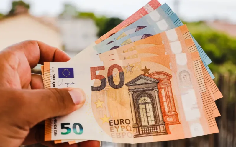 The dirham strengthens against the euro