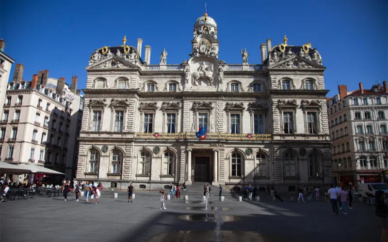 Having come to France as a volunteer, this Moroccan woman lands a permanent contract… then receives an OQTF
