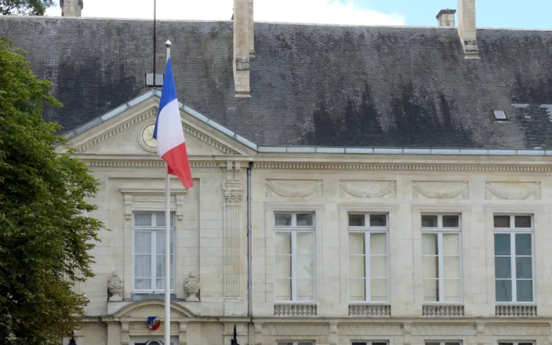 Her ten-year residence card is granted, but the prefecture refuses to give it to her before her trip to Morocco