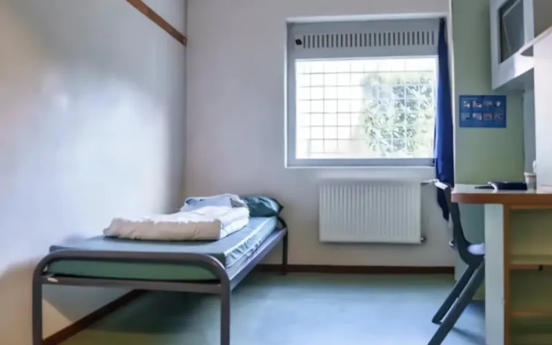 His family is going on holiday to Morocco: the prison forbids him from calling them for nearly a month