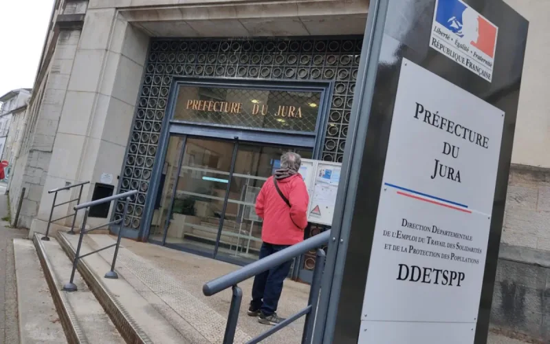 Moroccan Mechanic Wins Right to Stay in France After Phone Bill Dispute
