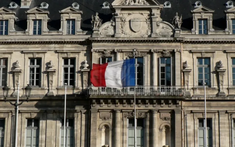 Moroccan woman wins five-year French residence card after court ruling, receives €1,200