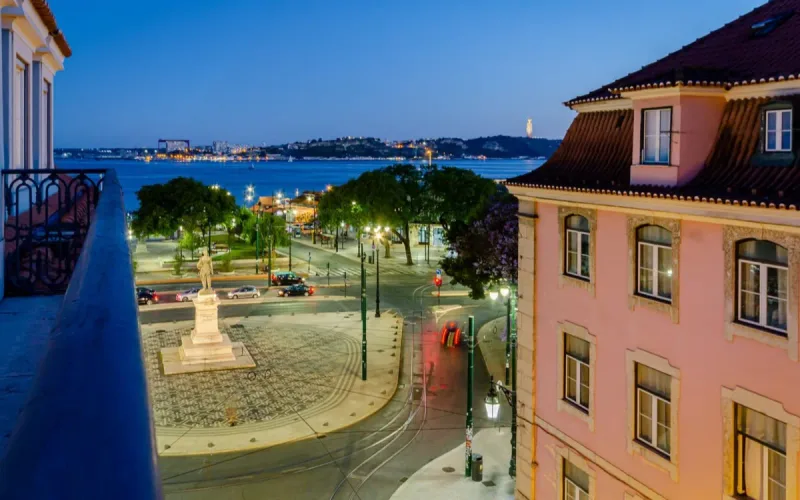 Spanish Hotel Scammed Out of €3,600 by Guest Facing 26 Arrest Warrants