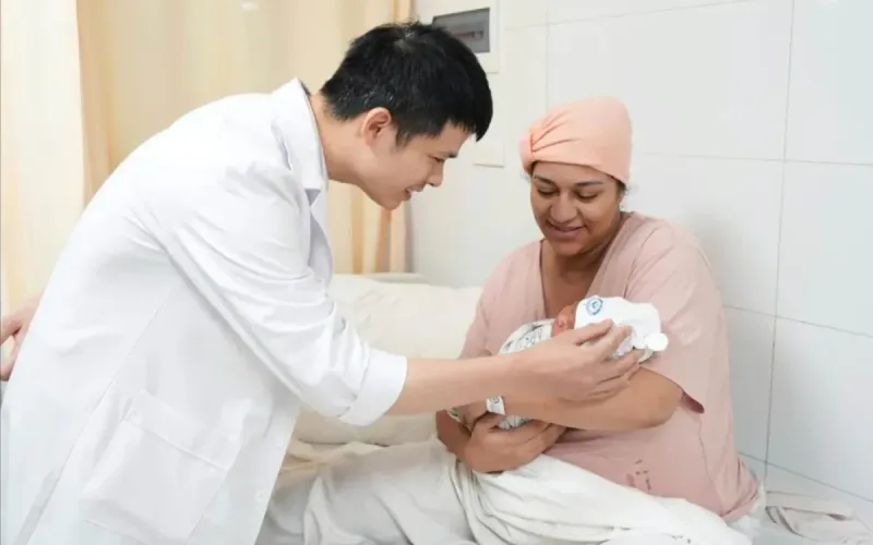 While traveling in Asia, a Moroccan woman chooses Vietnam to give birth… and discovers a 7-centimeter tumor