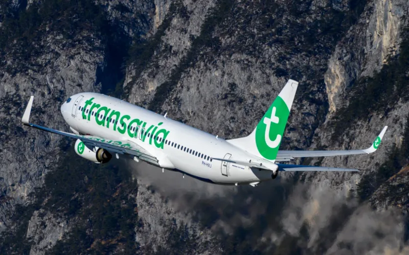 The windshield of a Biarritz-Marrakech plane cracks mid-flight
