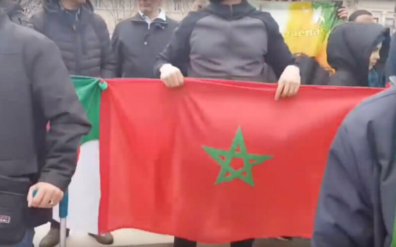 Algerian Protesters in France Embrace Moroccan Supporter, Highlighting Maghreb Unity
