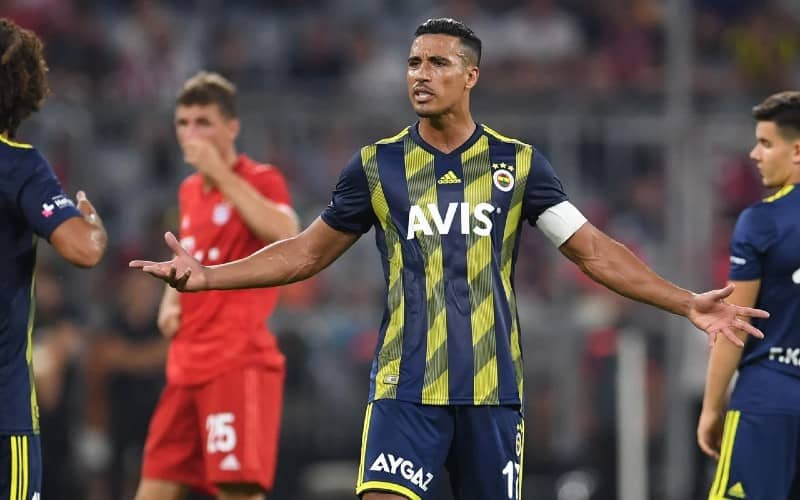 Fenerbahçe Looks to Offload Moroccan Midfielder Nabil Dirar Amid Performance Concerns