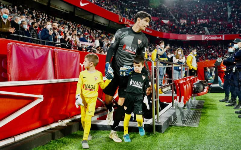 Atlético Madrid Eyes Moroccan Star Yassine Bounou as Potential Goalkeeper Signing