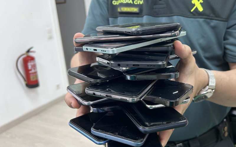 Barcelona Police Bust Massive International Phone Theft Ring, Seize 1,000+ Stolen Devices
