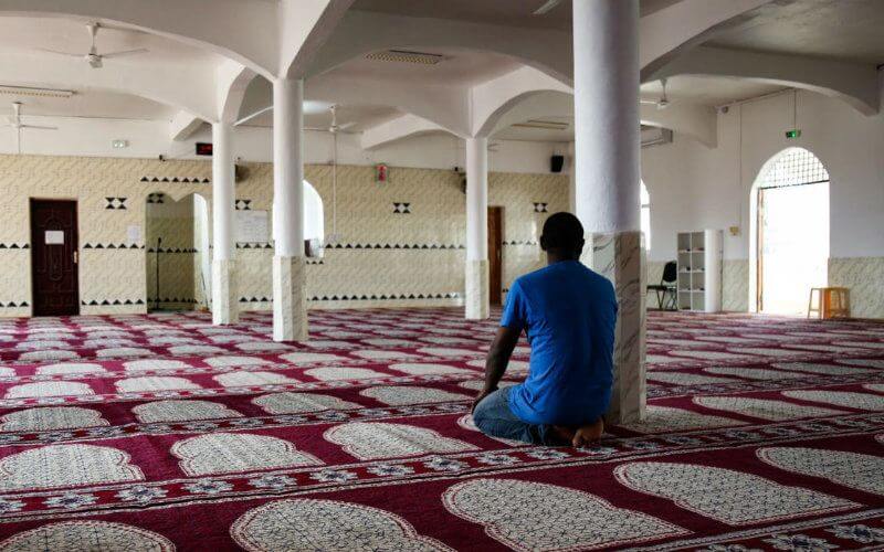 Elderly Man Collapses and Dies During Friday Prayer at Fez Mosque