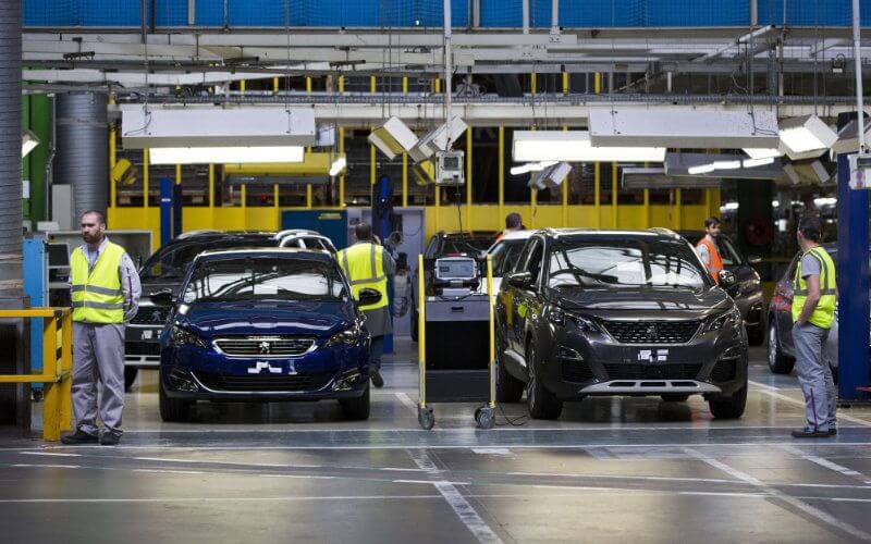 French Economy Minister Slams Renault, Peugeot for Offshore Production