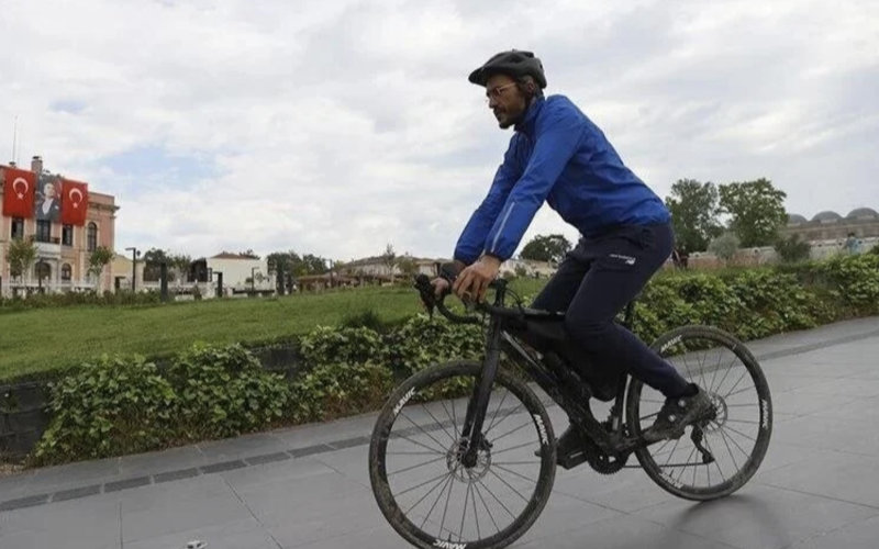 French-Moroccan Writer Cycles 2,850 km to Mecca, Raising Climate Awareness
