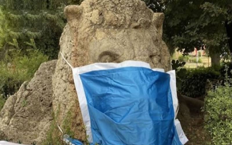 Iconic Ifrane Lion Statue Dons Mask, Urging Public to Follow COVID-19 Precautions