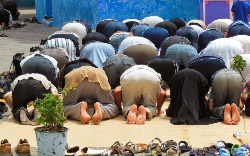 Moroccan Cleric Urges Loose Clothing for Prayer, Condemns Tight Pants