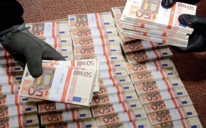 Moroccan Customs Seize €890,000 in Currency Smuggling Bust at Guerguarat Border