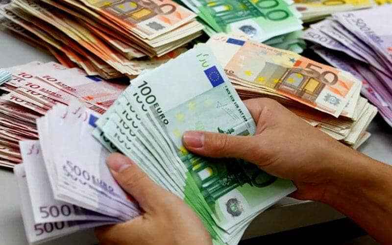 Moroccan Dirham Holds Steady Against Euro, Gains on US Dollar