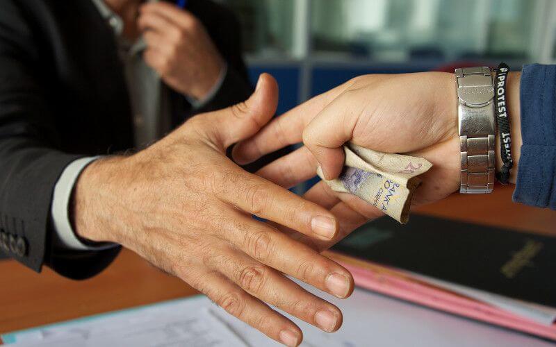 Morocco's Anti-Corruption Hotline Leads to Arrest of Three Government Officials