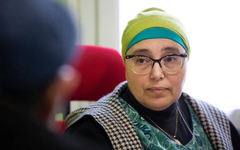 Muslim Emmaüs Volunteer Barred from Charente Prefecture Meeting Over Headscarf
