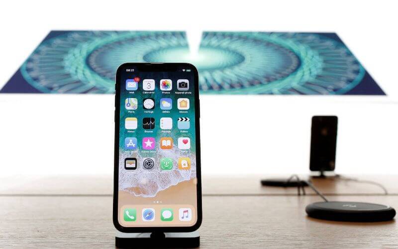 Pakistani Travelers Caught Smuggling 75 iPhones at Agadir Airport