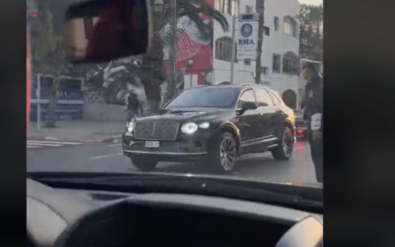 In Rabat, the royal procession makes an exception for a pedestrian (video)