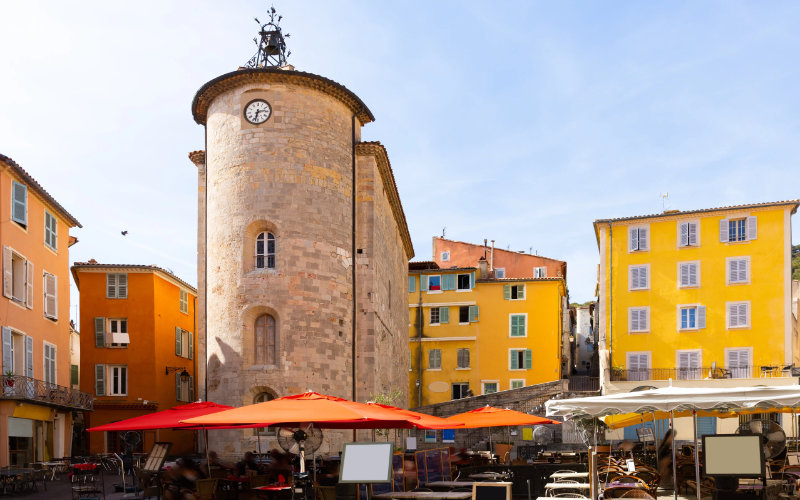 Racist Graffiti Targeting Muslims Discovered in French Town of Hyères