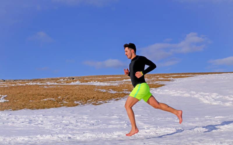 Runner Shatters World Record for Barefoot Half-Marathon on Snow in -20°C