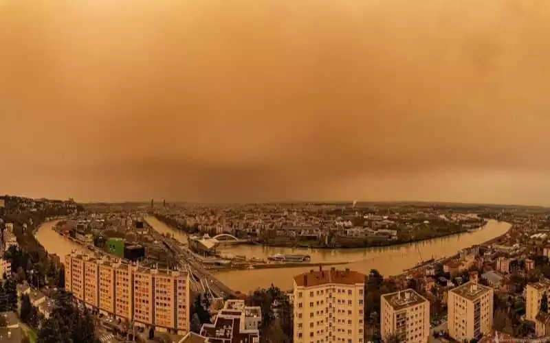 Saharan Sand Cloud Sweeps Across Lyon, Raising Air Quality Concerns
