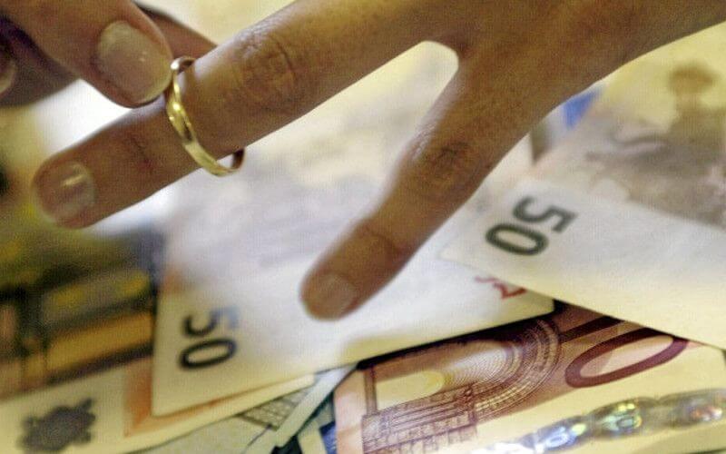 Spanish Police Bust Fake Marriage Ring Charging Moroccan Migrants €6,000