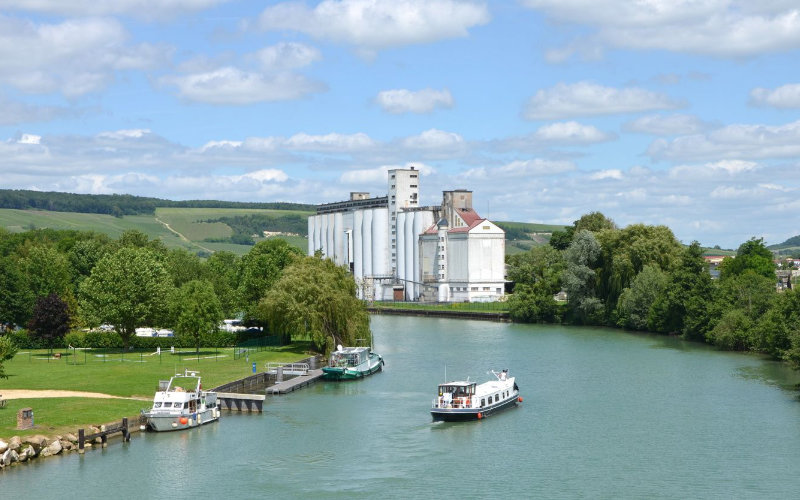 Tragedy Strikes Paris Suburb: 14-Year-Old Drowns in Forbidden Canal, Sparking Community Grief and Water Safety Concerns