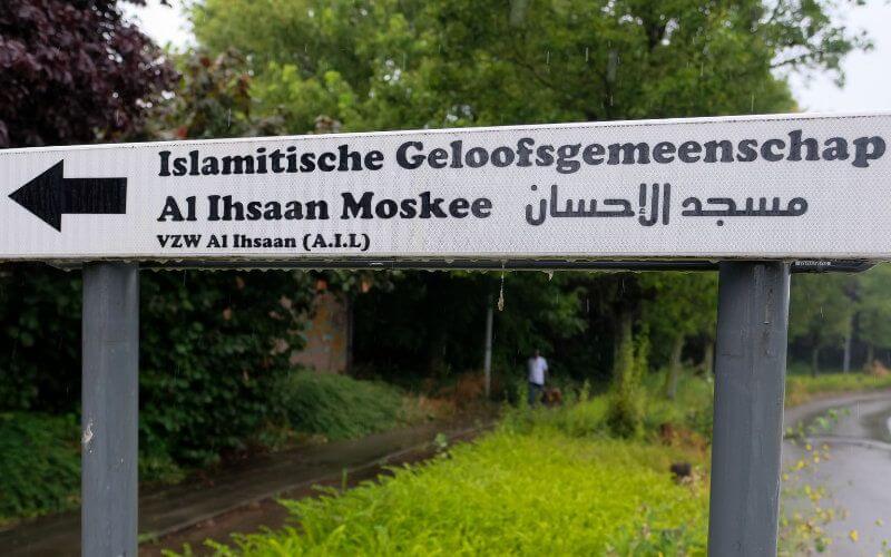 Vandals Target Belgian Mosque on New Year's Eve, Damaging Entrance