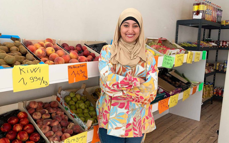 Veiled Muslim Entrepreneur Challenges Stereotypes in Spain