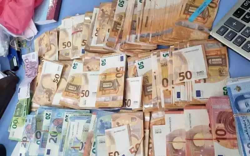 Moroccan-Spanish Woman Caught Smuggling 200,000 Euros at Border Crossing