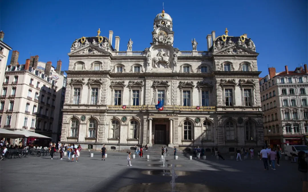 Having come to France as a volunteer, this Moroccan woman lands a permanent contract… then receives an OQTF