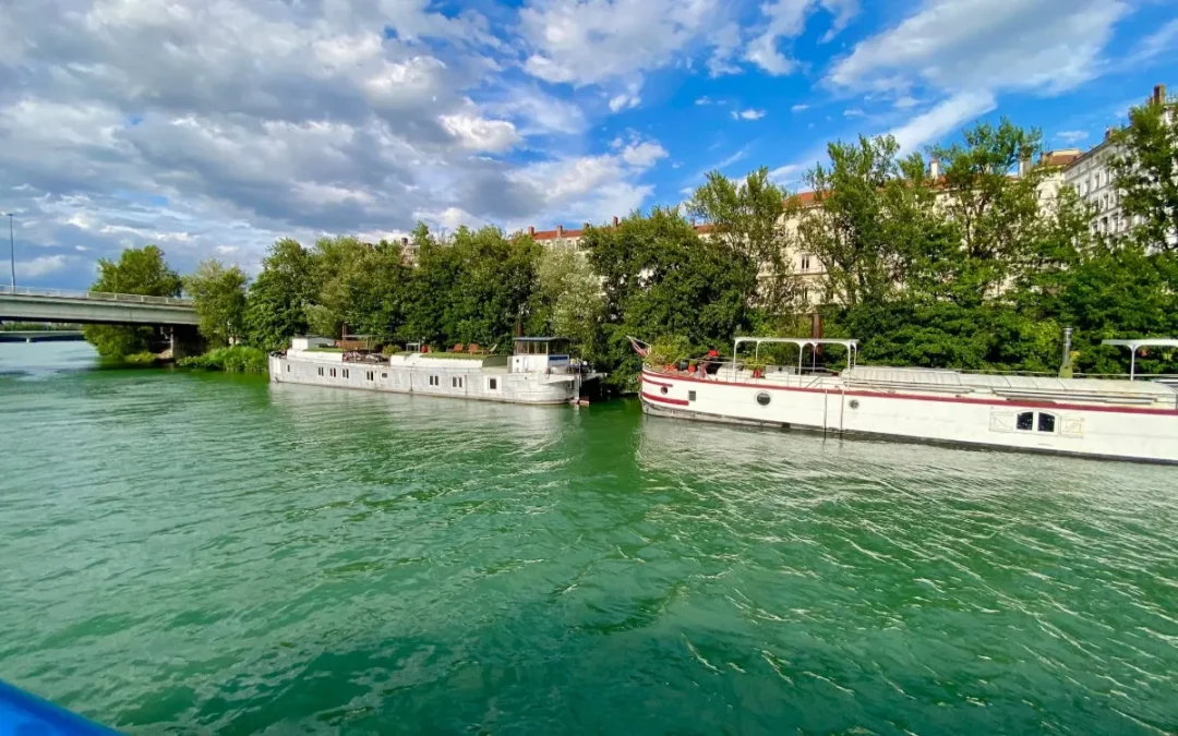A Moroccan man enters a houseboat to sleep, and his cigarette brings 30 firefighters to Lyon