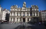 Having come to France as a volunteer, this Moroccan woman lands a permanent contract… then receives an OQTF