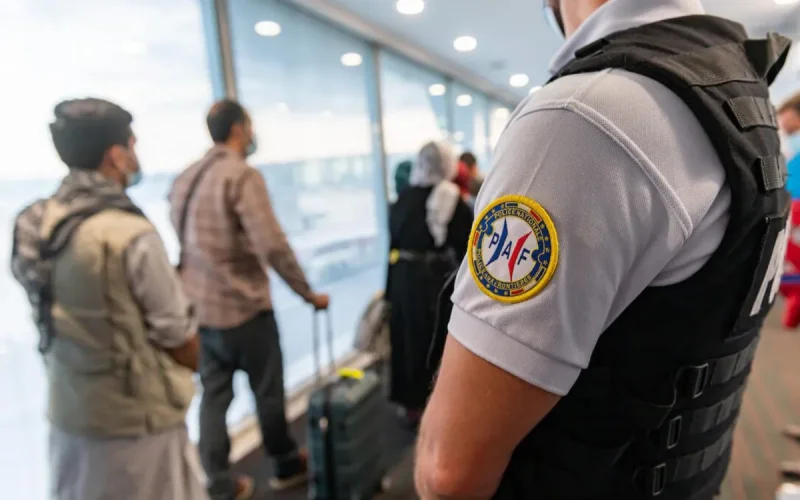After three years on the run, he leaves Morocco and is arrested a few hours later at Roissy