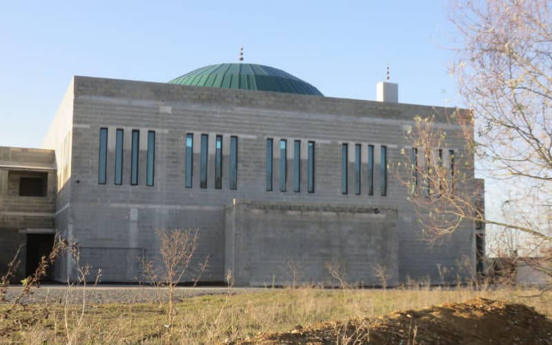 Angers Muslims Pray on Sidewalks as Mosque Construction Stalls for Years