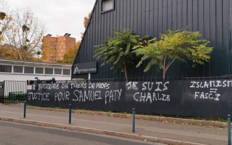 Anti-Muslim Graffiti Targets Closed Mosque in Paris Suburb, Two Arrested