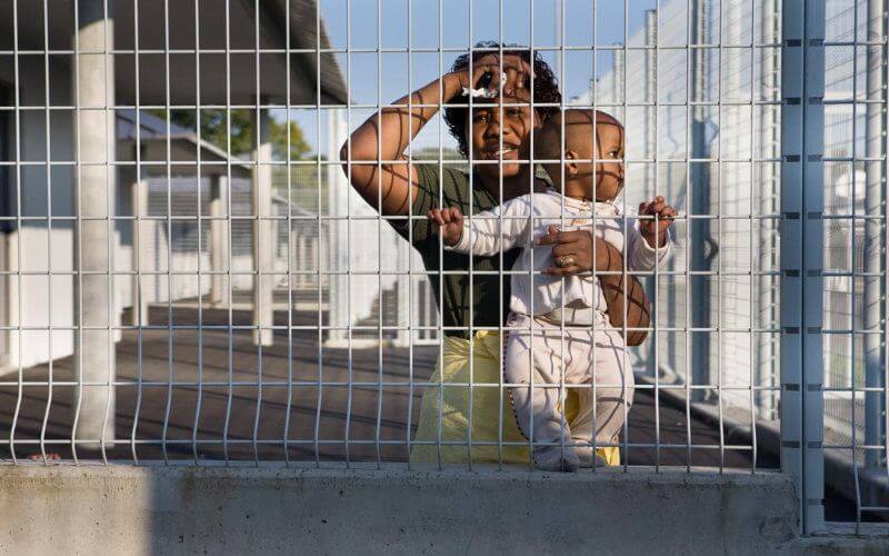 Undocumented Immigrants in French Detention Center Fear COVID-19 Exposure, Launch Hunger Strike