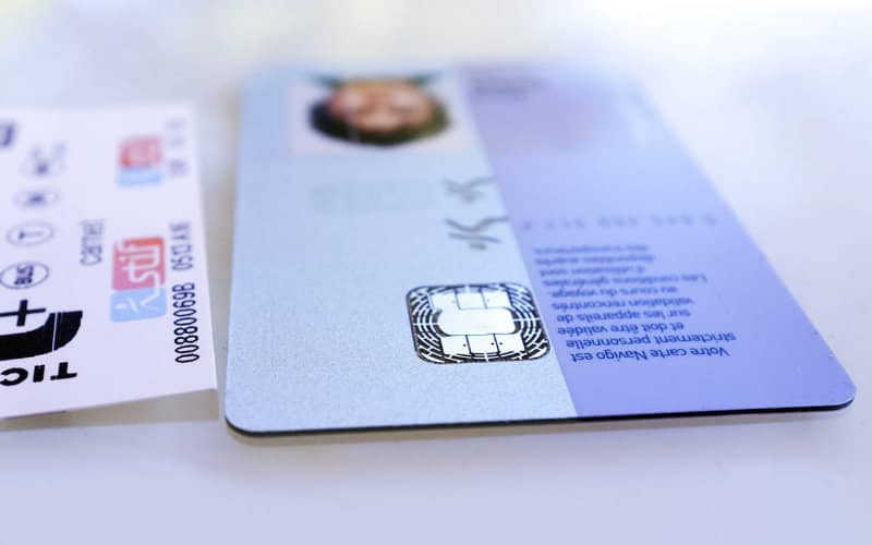 Île-de-France President Calls for Ban on Veiled Photos on Transit Cards