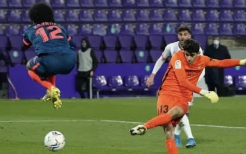Moroccan Goalkeeper Bounou Scores Last-Minute Equalizer for Sevilla in La Liga Thriller