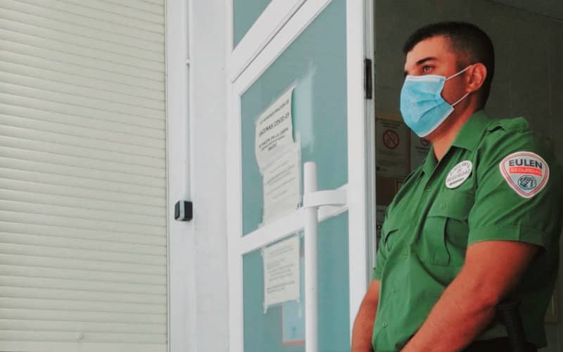 Security Guard's Quick Action Saves Choking Man at Spanish Health Center