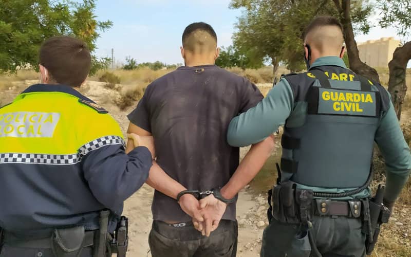 Spain Expels Moroccan Migrant Convicted of Multiple Burglaries, Bans Re-entry for 6 Years