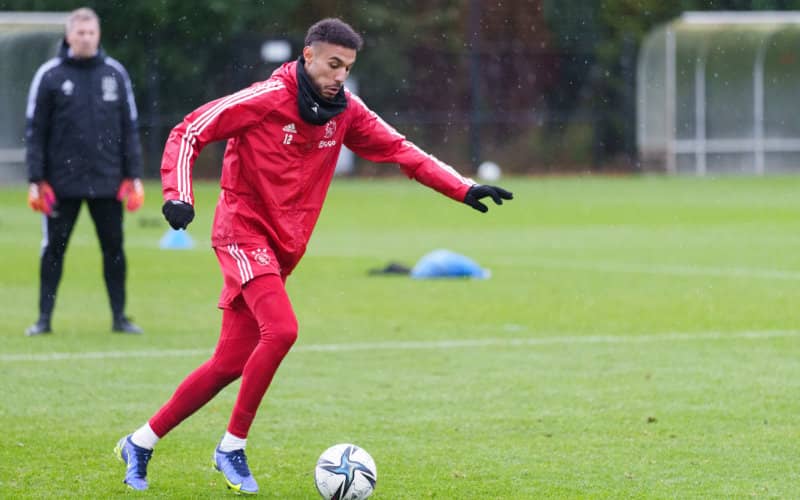 Barcelona Intensifies Pursuit of Moroccan Right-Back Mazraoui for Defensive Boost