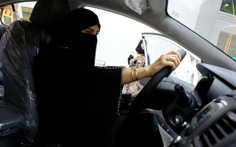 Belgium: Cell Phone Use Under Headscarf While Driving Deemed Legal, Experts Warn of Risks