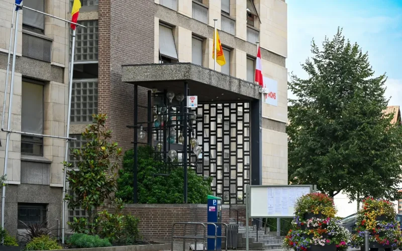 Belgium: failing to appear can cancel the application, while appearing can lead to detention in a closed centre